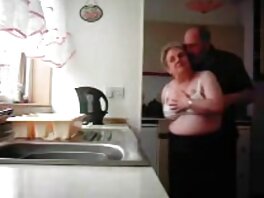 Любителска красавица получава играчки и вдига домашно порно скрита камера дупето си видео (Mandy Sky)